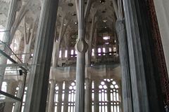 1024px-Barcelona_sagrada_familia_interno2