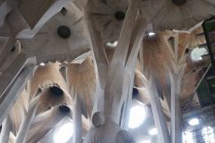 1024px-Sagrada-familia-arches2
