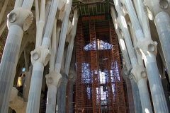 510px-Sagrada_Familia_interior_1