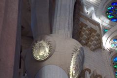 682px-Sagrada_familia_interior_columna_00001