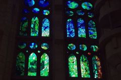 682px-Sagrada_familia_interior_vidriera_00001