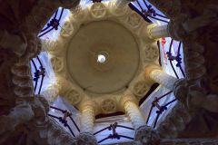 978px-Sagrada_familia_cupula_capilla_lateral_00001